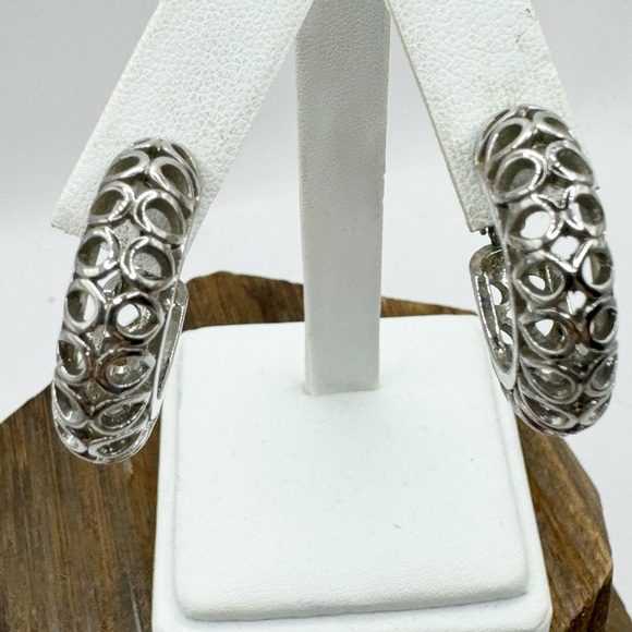 Vintage silver tone chunky hoop earrings with open cut outs  hinged clip on - Picture 3 of 11